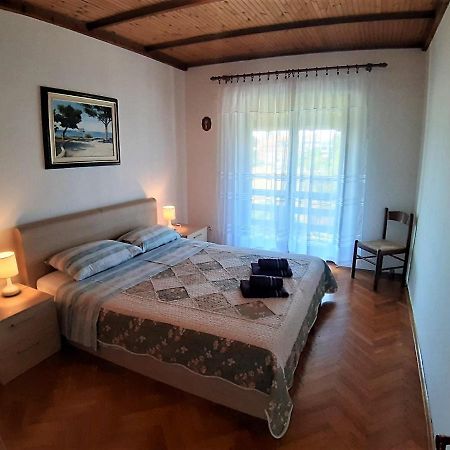Apt Mirella Apartment Ровин Екстериор снимка