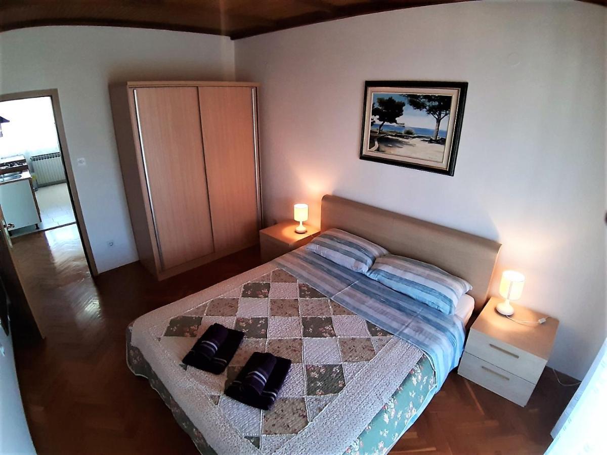 Apt Mirella Apartment Ровин Екстериор снимка