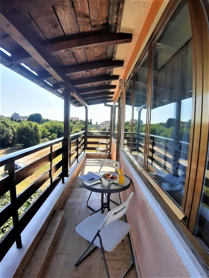 Apt Mirella Apartment Ровин Екстериор снимка
