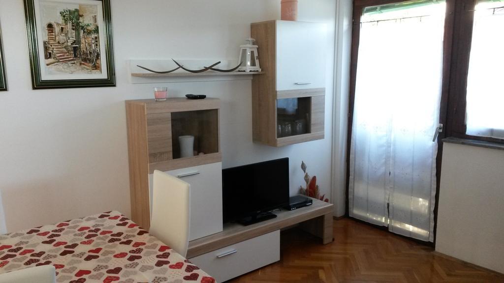 Apt Mirella Apartment Ровин Стая снимка