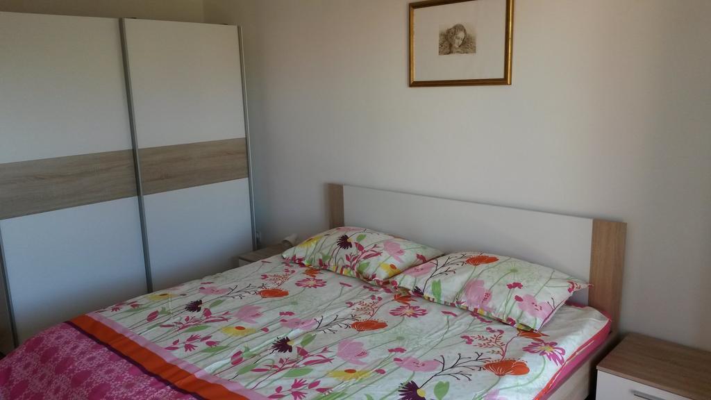 Apt Mirella Apartment Ровин Стая снимка
