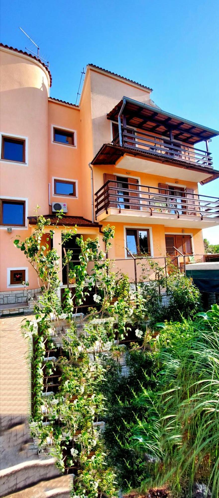 Apt Mirella Apartment Ровин Екстериор снимка
